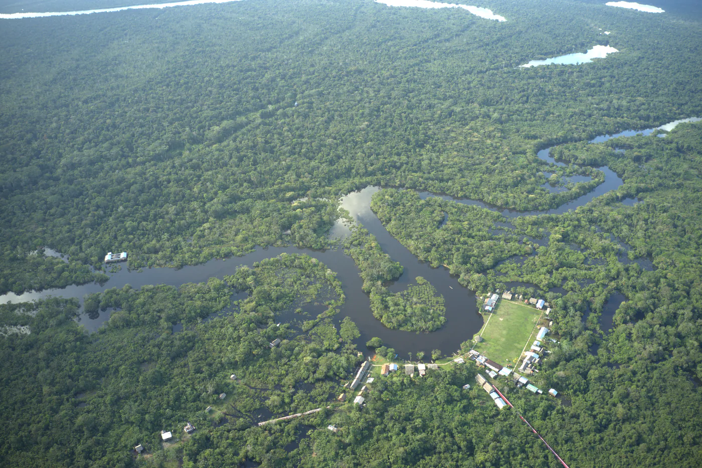Vue aérienne du village d’El Chino, son terrain de football au bord d’un méandre du Tahuayo, au milieu de la forêt.